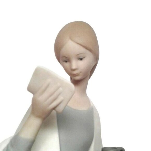Lladro Girl Reading Figurine Sitting Stone Jug Elegant Porcelain Sculpture Decor - Picture 2 of 7